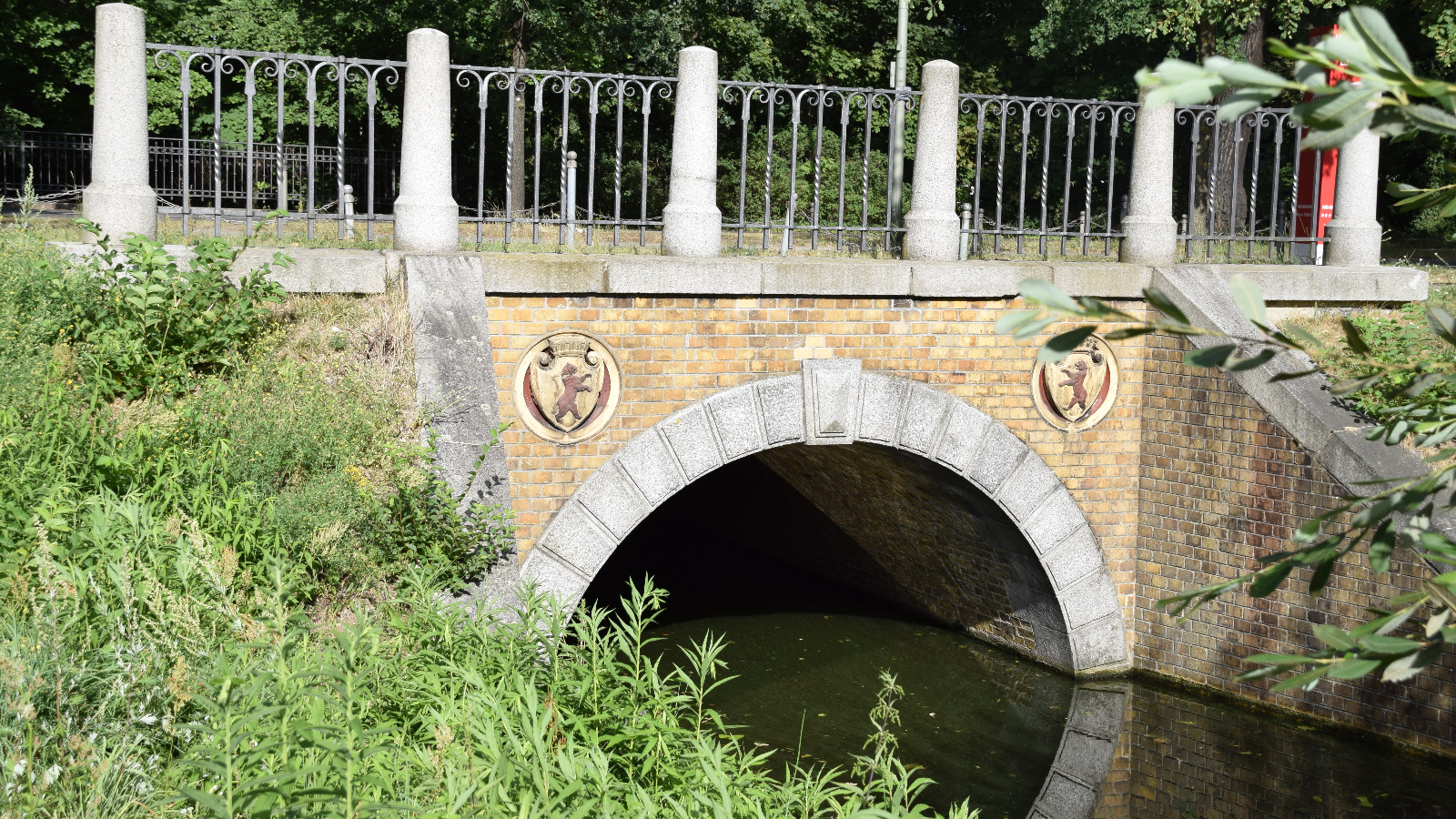 Errichtung von Gedenkstelen zur Berliner Kolonialausstellung im Treptower Park